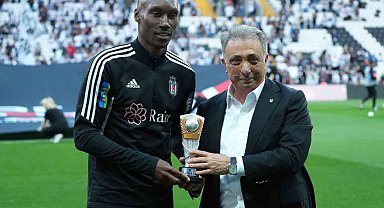 Atiba Hutchinson taraftarı ile vedalaştı