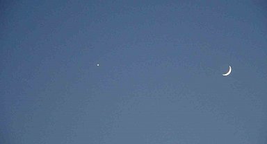 Ay ile yıldızın gökyüzünde buluşması Taksim'de böyle görüntülendi