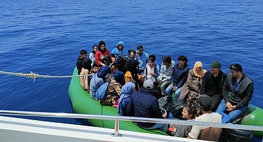 Ayvacık açıklarında sürüklenen 31 kaçak göçmeni Sahil Güvenlik kurtardı