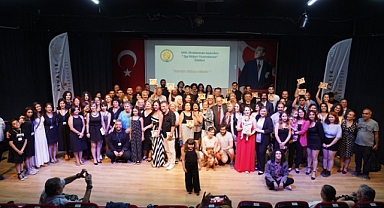 Ayvalık Belediye Tiyatrosu’na İki Ödül Daha Geldi