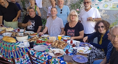 Ayvalık’ın Sakarya Mahallesi Bahçesinde Geleneksel Kahvaltı   