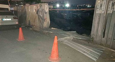 Bahçelievler'de ticari taksiye çarpan otomobil şantiye alanına uçtu: 1 yaralı