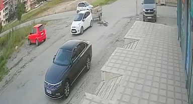 Balıkesir'de İlginç Kaza: Çarptığı Arabanın Römorkuna Düştü