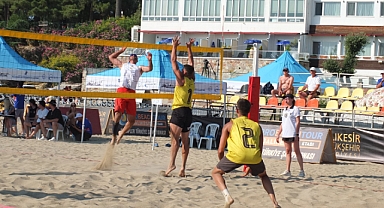 Balıkesir’de Uluslararası Plaj Voleybolu Başladı   