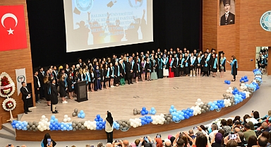 Balıkesir Üniversitesi'nde Genç Sağlıkçıların Mezuniyet Sevinci