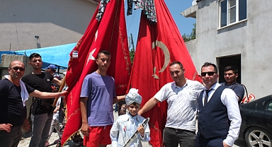 Balıkesirli Gençler 70 Yıllık İpek Bayrakla Törenlere Katılıyor 