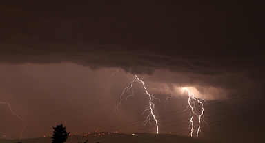Bandırma’da Şimşekler Görsel Şölen Yaşattı 
