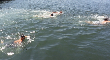 Bandırma’nın Sahillerinde Denize Girmek İstiyorlar   