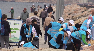 Bandırma Sahilinde 1 Saatte 780 Kilo Atık Madde Toplandı   