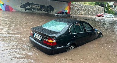 Başkentte 2 araç alt geçitte sular altında kaldı