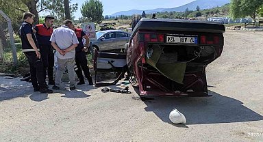 Bayramiç'te virajı alamayarak devrilen otomobildeki 3 kişi yaralandı