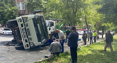 Bayrampaşa'da Kamyon Devrildi Genç Kadın Yaralandı 