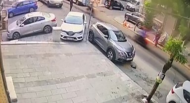 Bayrampaşa'da park halindeki motosikleti çalan 2 şüpheli kamerada
