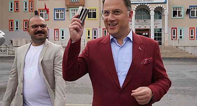 Beylikdüzü Belediye Başkanı Çalık sınava saniyeler kala bir öğrencinin yardımına koştu