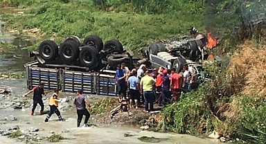 Bigadiç’te Tır Köprüden Uçtu