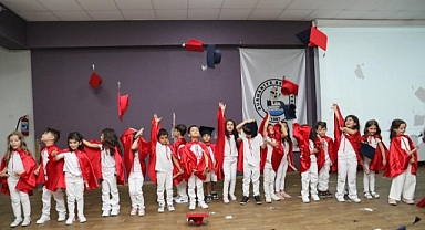 Burhaniye’de Minik Öğrencilerin Mezuniyet Coşkusu   