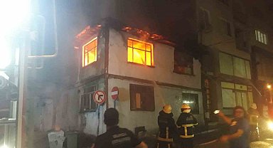 Bursa'da 2 katlı ahşap ev alev alev yandı