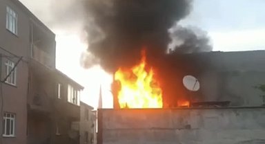 Bursa'da 2 katlı evin çatı katı alev alev yandı