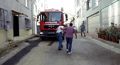 Bursa'da 5 katlı binanın çatı katı alev alev yandı: 1 yaralı