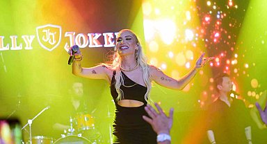 Bursa'da İrem Derici'den unutulmaz konser