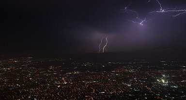 Bursa'da şimşekler görsel şölen oluşturdu