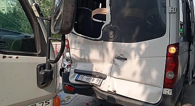 Bursa'da yolcu indiren servise kamyonet çarptı : 1 ağır 4 işçi yaralandı