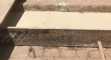 Büyükada'da restore edilen Taş Mektep'in yanındaki Arnavut kaldırımları beton dökülerek kapatıldı