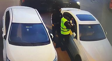 Büyükçekmece'de 3 lüks araçtan gösterge paneli çalan hırsızlar kamerada