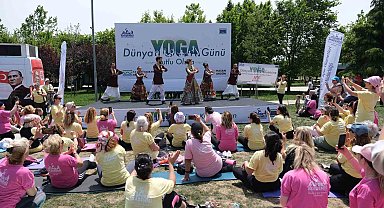 Büyükçekmece'de Dünya Yoga Günü nedeniyle yüzlerce kadın yoga yaptı