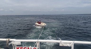 Çanakkale Boğazı'nda sürüklenen tekne kurtarıldı