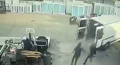 Çatalca'da işyerine giren şüphelilere kurşun yağdırdı: 2 yaralı