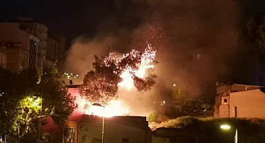 ÇIKAN YANGINDA MALLARI YANAN VATANDAŞ ÇARESİZCE YANGINI İZLEDİ