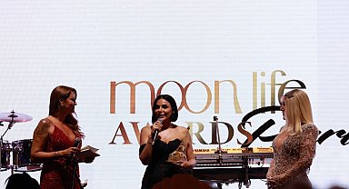 Cilt lekelerinden yola çıkarak patron oldu, ödülünü Seda Sayan'ın elinden aldı