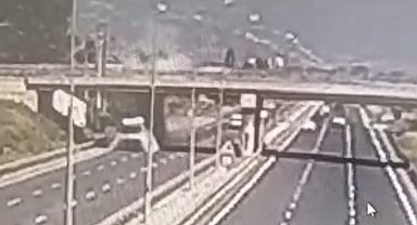 Damperi açık kalan kamyon üst geçide takıldı, karşı şeride geçip şarampole uçtu