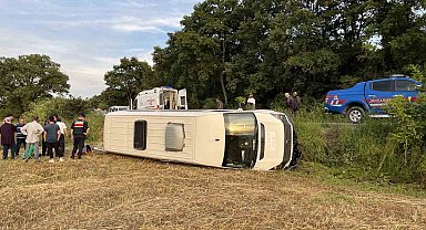 Düğüne giden minibüs devrildi: 1'i ağır 3 yaralı