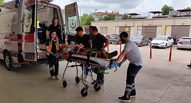 Durdurmak istediği traktörünün altında kaldı