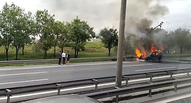 E80 Karayolu'nda seyir halindeki araç alev alev yandı