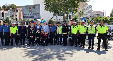 Edremit’te Vali Hasan Şıldak, Sürücüleri Uyardı, Bayram Hediyesi Verdi  