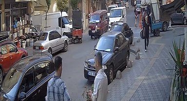 Esenler 'de koşarak yola fırlayan çocuğa hafif ticari araç çarptı