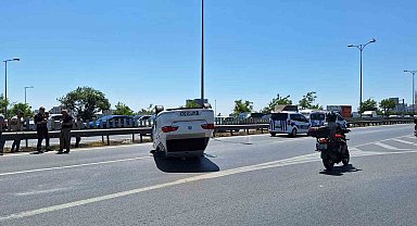 Esenler'de kaza yapan otomobil takla atıp ters döndü