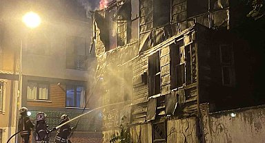 Fatih'te alevler geceyi aydınlattı