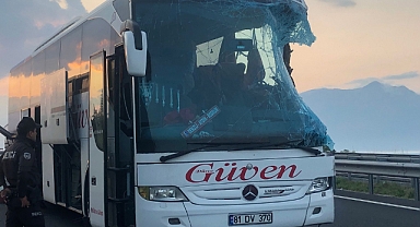 Feci Kaza Karşı Şeride Geçen Tır, Otobüsle Kafa Kafaya Çarpıştı 