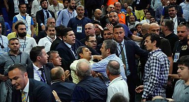 Fenerbahçe'nin 2022 Yılı Olağan Mali Genel Kurul Toplantısı'nda Başkan Ali Koç'un konuşması sırasında salonda gerginlik çıktı ve 15 dakika ara verildi.