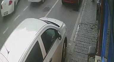 Fren yerine gaza bastı, çarptığı kişiyi metrelerce sürükledi
