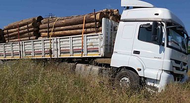 Freni boşalan tır lastiğinin patlamasıyla durdu...O anlar kamerada