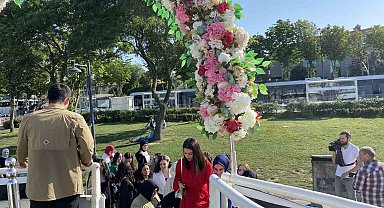 Gaziosmanpaşa'da liseli gençler mezuniyetlerini tekne turuyla kutladı