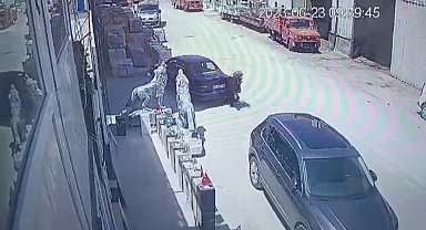 Geri manevra yapan otomobilin altında kalmaktan son anda kurtuldu