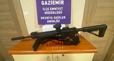 Gözünü kırpmadan köpeği vuracaktı, polisler fırsat vermedi