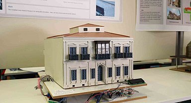 İEÜ'lü gençlerden İzmir'in simge yapılarına inceleme