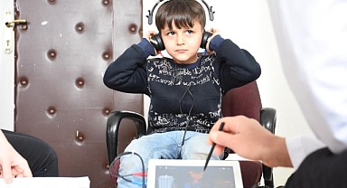 İlkokul Öğrencileri İşitme Tarama Testinden Geçiriliyor   